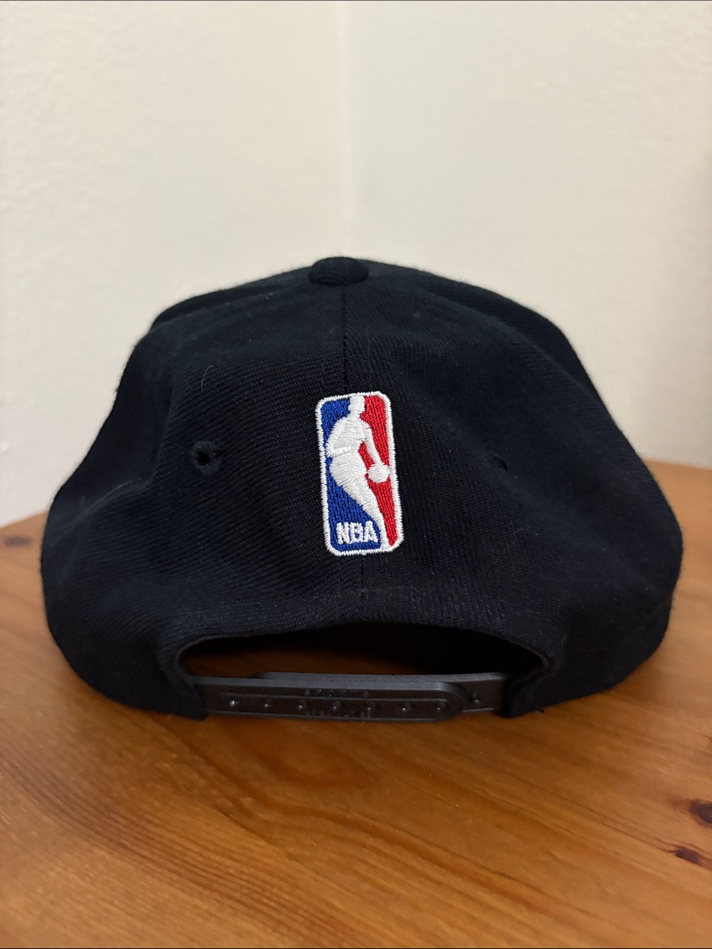 NBA Los Angeles Lakers Black Hat with Yellow and Purple Logo - Picture 3 of 4